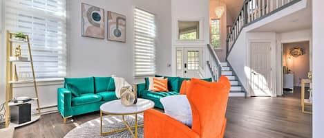 TV connectée, cheminée, table de tennis de table, livres