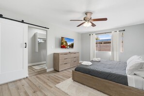 4 bedrooms, free WiFi, bed sheets - 4 Bed Mid Century Modern w/ Pool, Putting Green, Wood Fired Pizza Oven, Sleeps 9 (Phoenix)