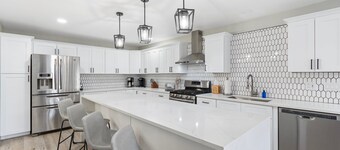 4 Bed Mid Century Modern w/ Pool, Putting Green, Wood Fired Pizza Oven, Sleeps 9