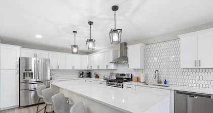 4 Bed Mid Century Modern w/ Pool, Putting Green, Wood Fired Pizza Oven, Sleeps 9
