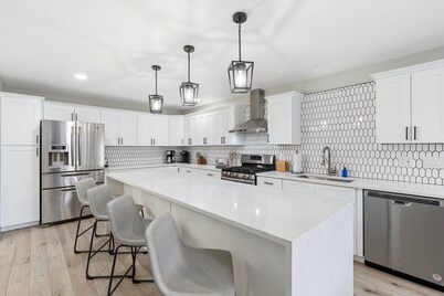 4 Bed Mid Century Modern w/ Pool, Putting Green, Wood Fired Pizza Oven, Sleeps 9