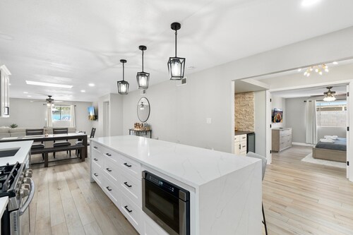 4 Bed Mid Century Modern w/ Pool, Putting Green, Wood Fired Pizza Oven, Sleeps 9