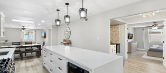 4 Bed Mid Century Modern w/ Pool, Putting Green, Wood Fired Pizza Oven, Sleeps 9