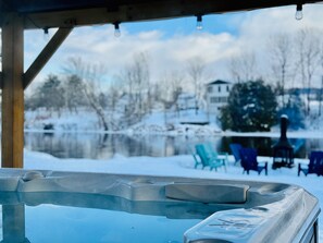 Outdoor spa tub - Monty Chalet,8 pers et spa (Weedon)