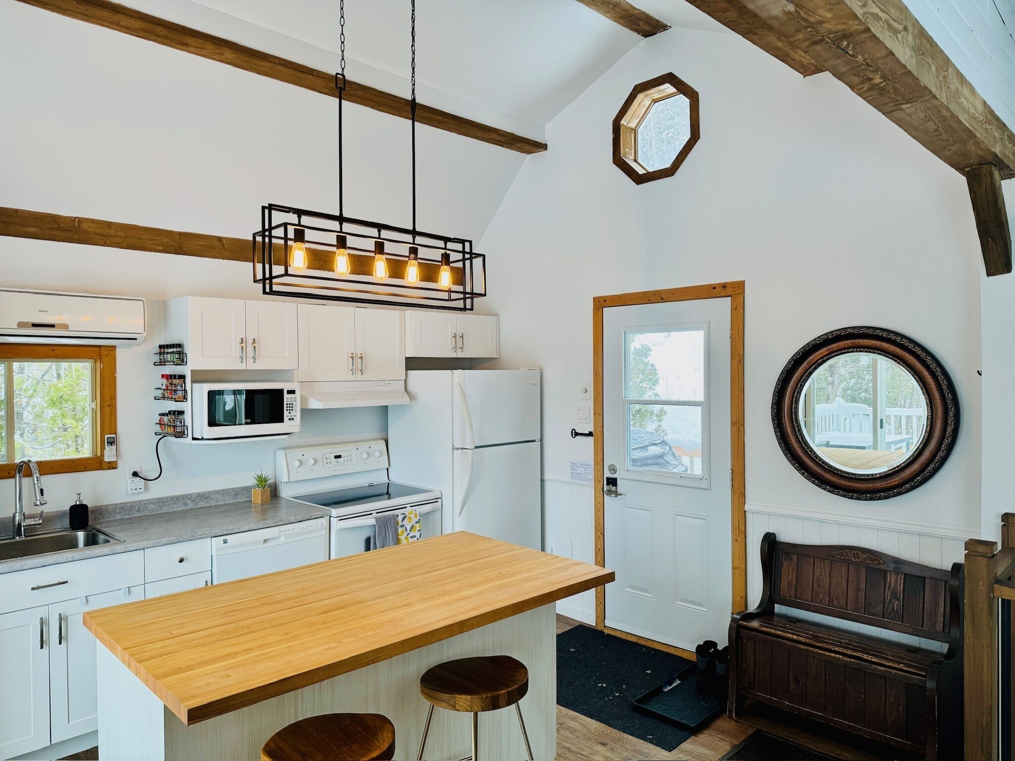 Micro-ondes, four, cafetière/bouilloire