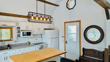 Micro-ondes, four, cafetiĂšre/bouilloire