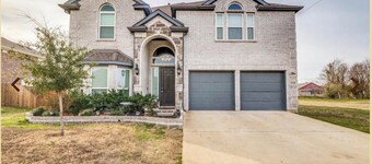 Luxury 4BR Dallas Retreat, Theater, Game Room & Yard, Sleeps 16