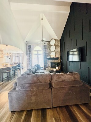 Smart TV, fireplace - Luxury 4BR Dallas Retreat, Theater, Game Room & Yard, Sleeps 16 (Glenn Heights)