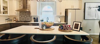 Luxury 4BR Dallas Retreat, Theater, Game Room & Yard, Sleeps 16