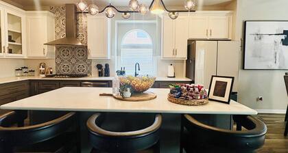 Luxury 4BR Dallas Retreat, Theater, Game Room & Yard, Sleeps 16