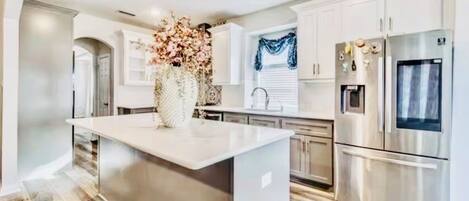 Een koelkast, een microgolfoven, een oven, een kookplaat