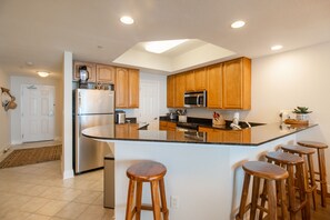 Private kitchen - Astonishing Condo, Beach, Pool, Views, Sleeps 6 (Biloxi)