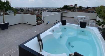 Amazing Apartment with Jacuzzi and City Views!
