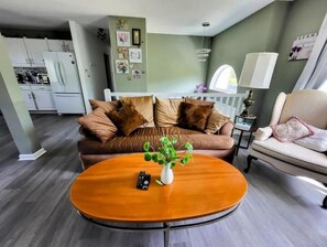 Smart-TV, Kamin, Tischtennisplatte