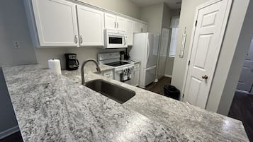 Geladeira, micro-ondas, fogão, cooktop