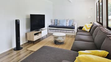 Smart-tv, boeken en een stereo