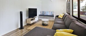 Smart TV, books, stereo