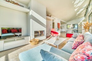 TV, fireplace