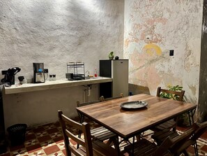 Kühlschrank, Wasserkocher mit Kaffee-/Teezubehör, Toaster, Mixer