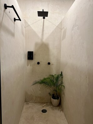 Rainfall showerhead, towels - La hostelería hostal (Valladolid)