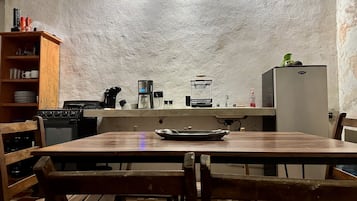 Kylskåp, kaffe- och tebryggare, brödrost och mixer