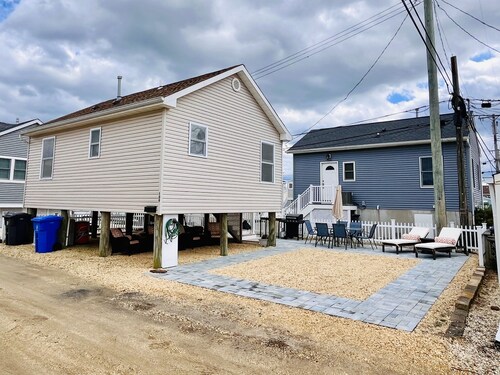 Fun shore bungalow that is walkable to the beach! 