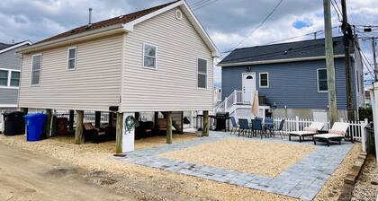 Fun shore bungalow that is walkable to the beach!