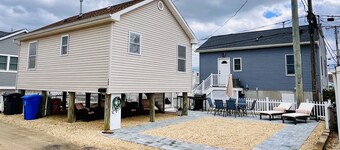 Fun shore bungalow that is walkable to the beach!