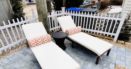 Fun shore bungalow that is walkable to the beach!