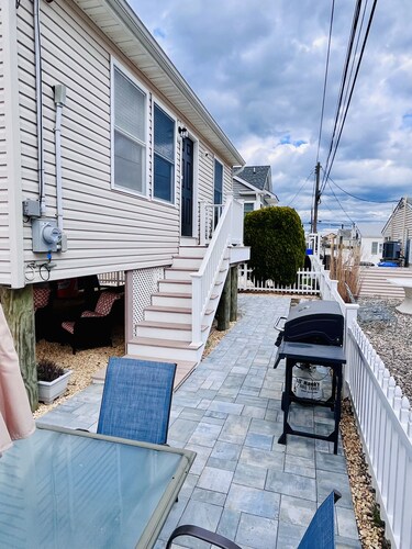 Fun shore bungalow that is walkable to the beach! 