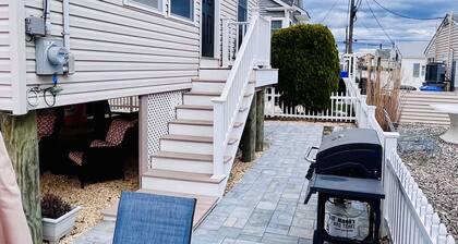 Fun shore bungalow that is walkable to the beach!