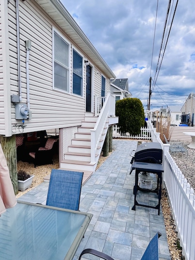 Fun shore bungalow that is walkable to the beach!