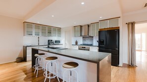 冷蔵庫、電子レンジ、オーブン、コンロ