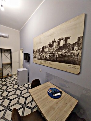Quarto casal básico | Escrivaninha, quartos à prova de som, Wi-Fi de cortesia