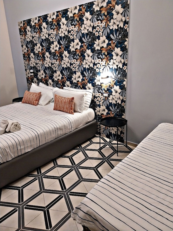 Quarto triplo básico | Escrivaninha, quartos à prova de som, Wi-Fi de cortesia