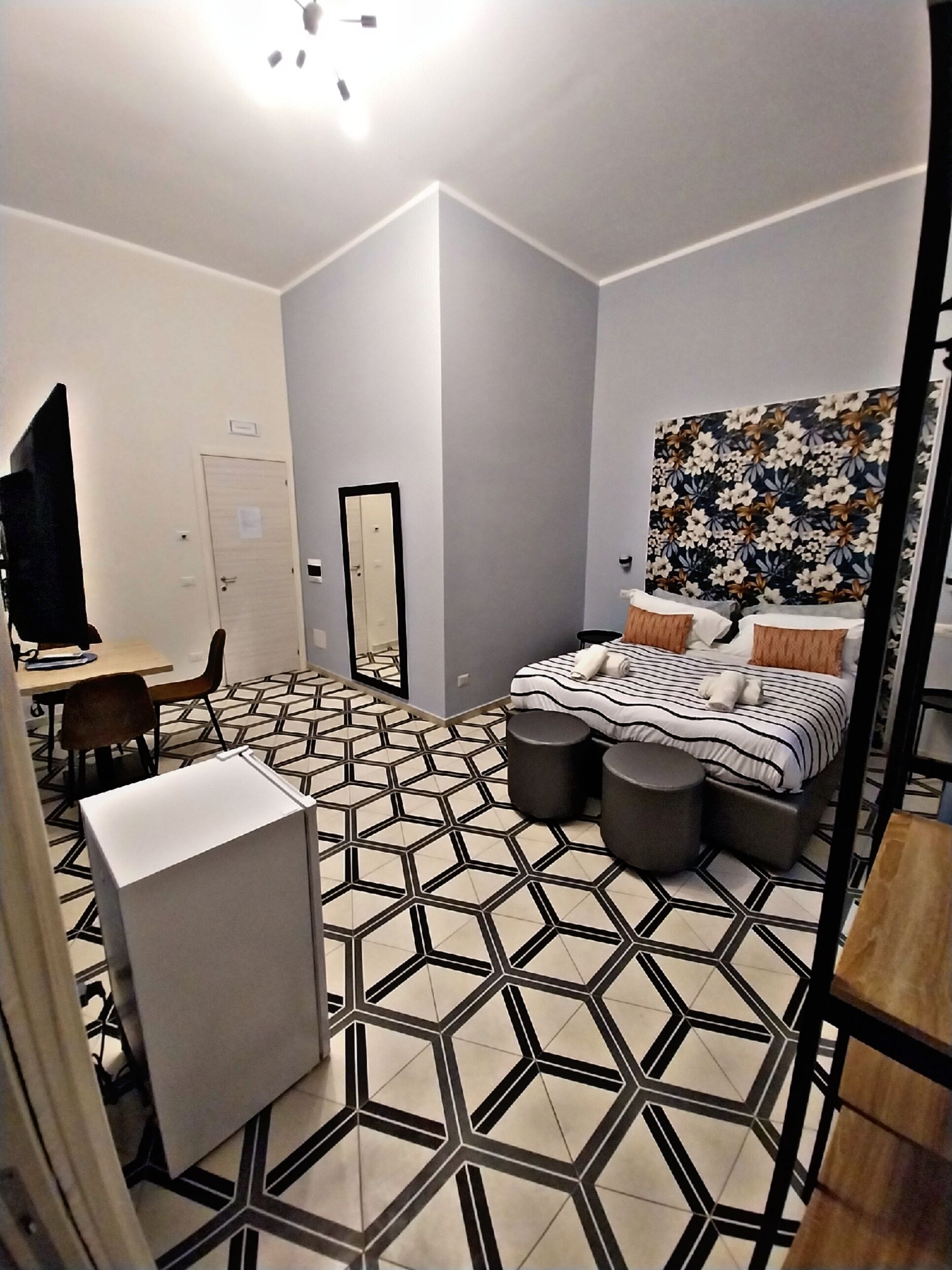 Basic Double Room | Desk, soundproofing, WiFi (free)