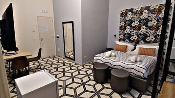 Basic Double Room | Desk, soundproofing, WiFi (free)