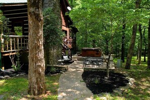 Outdoor dining - Escape to Oakwood Hideaway: Cozy Cabin w/HotTub on 18 Acres near Nashville! (Mount Juliet)