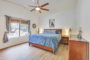 4 Schlafzimmer, Schreibtisch, Bügeleisen/Bügelbrett, WLAN