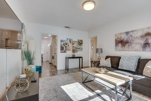 Van Nuys Abode w/ Patio, 7 Mi to Universal Studios