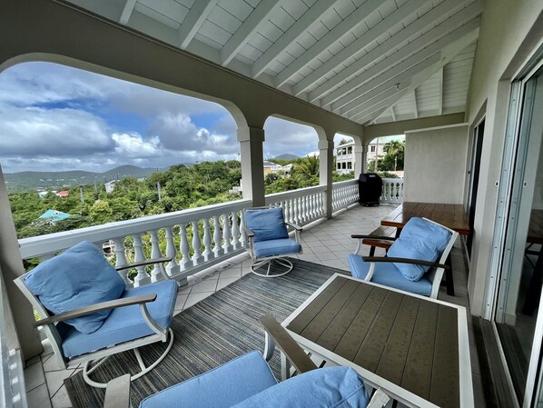 Outdoor dining - Villa Guava: Pool, AC, 2 King BR, near Beaches (Cruz Bay)