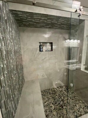 Hårtørrer, håndklæder, Sæbe, Toiletpapir