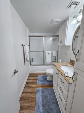 Toallas, jabón, champú y papel higiénico