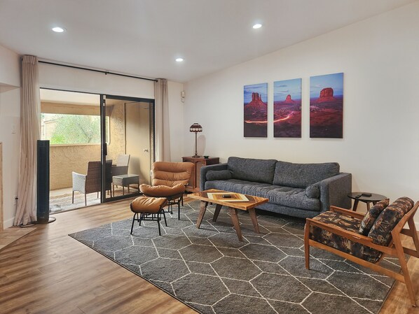 Una Smart TV, un reproductor estéreo