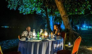Outdoor dining - Mirembe Resort Beach Hotel Ssese Standard Twin Room (Kalangala)