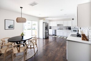 Køleskab, mikrobølgeovn, ovn, kogeplade