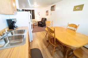 OS Meadow (102) | Private kitchen | Microwave, coffee/tea maker - Ohiopyle Suites (Ohiopyle)