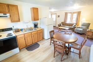 OS Sugar Run (101) | Individually decorated, individually furnished, free WiFi, bed sheets - Ohiopyle Suites (Ohiopyle)