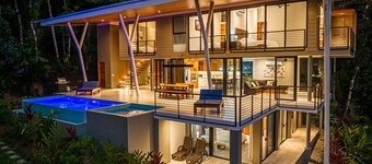 Tropical 4 Bedroom Luxury Home with Pool & Hot Tub