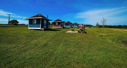Family Farms Cabin 6 - Twin/Full Bunk, Fire Pit & Country Charm. Sleeps 3